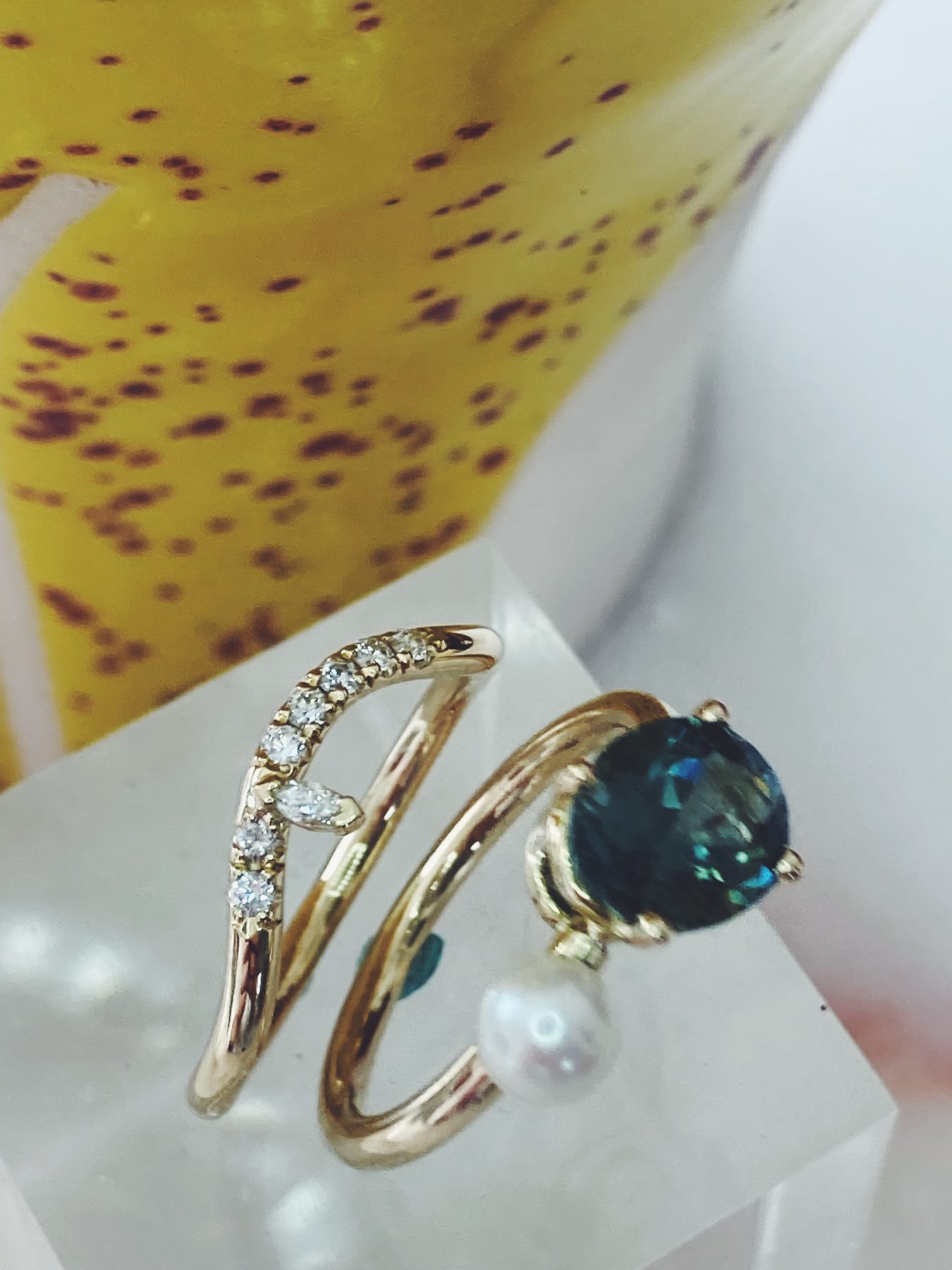 Gouden ring met blauwe saffier