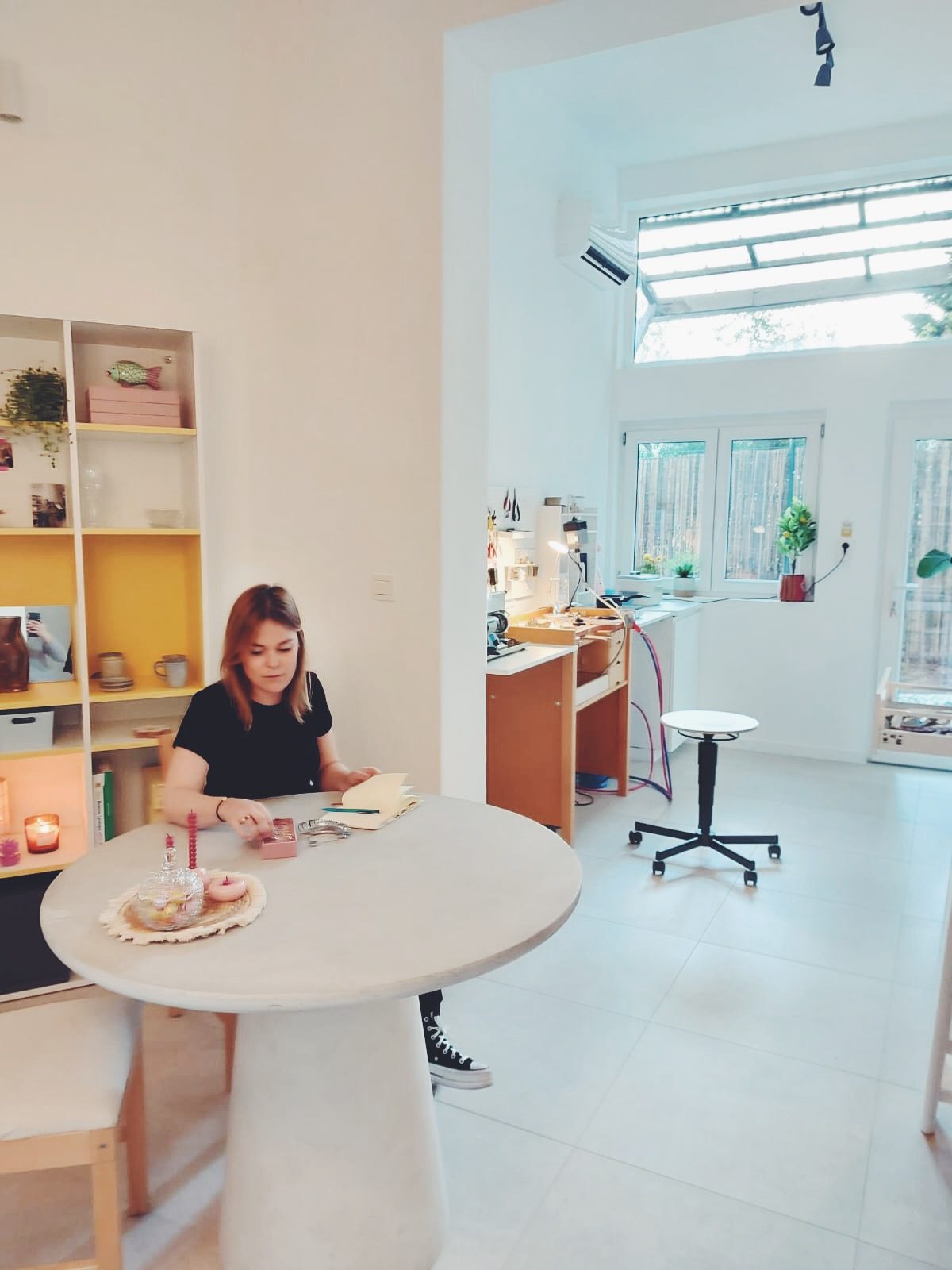 Feliz aan het werk in haar atelier