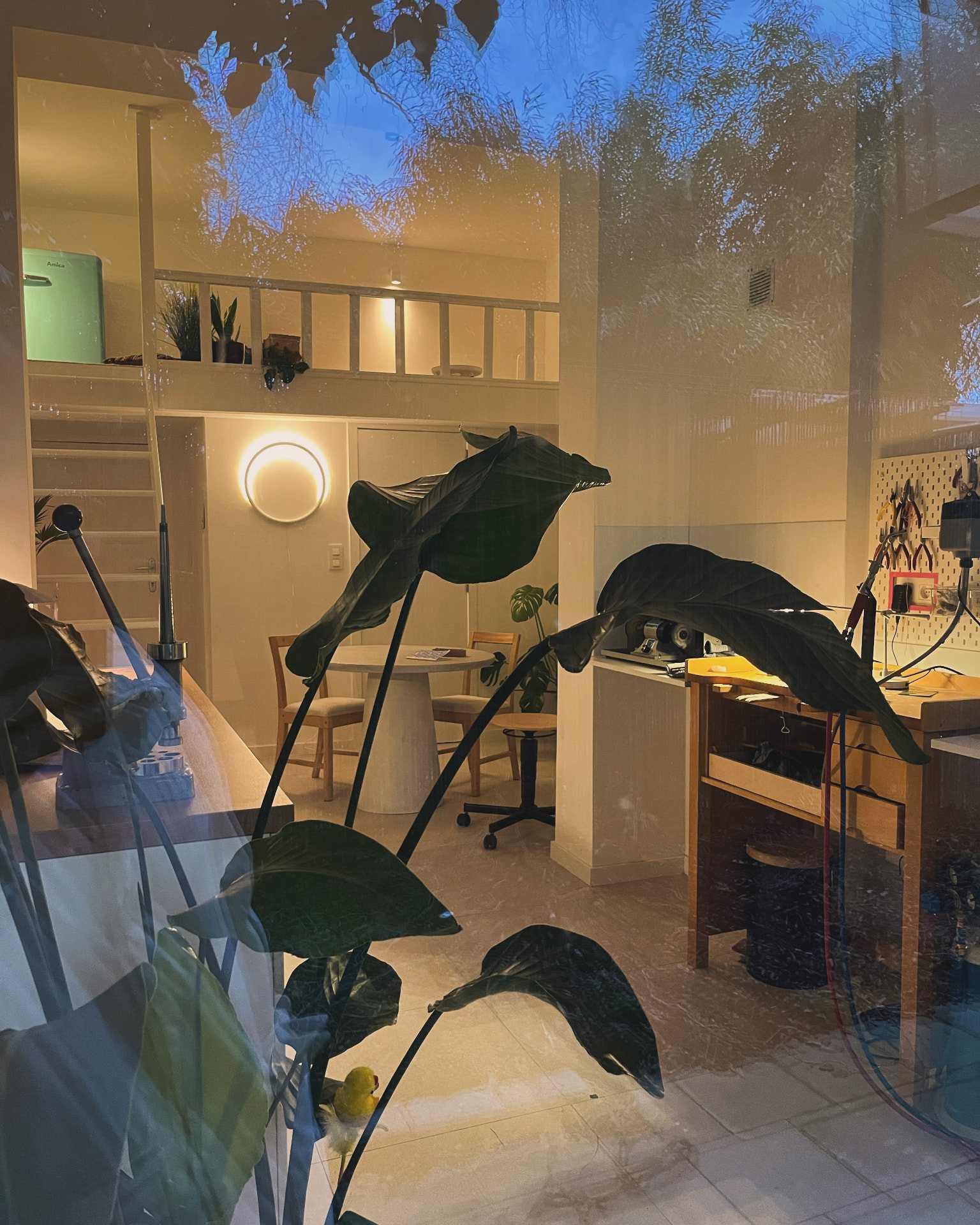 Zicht door het raam op het atelier in de avond