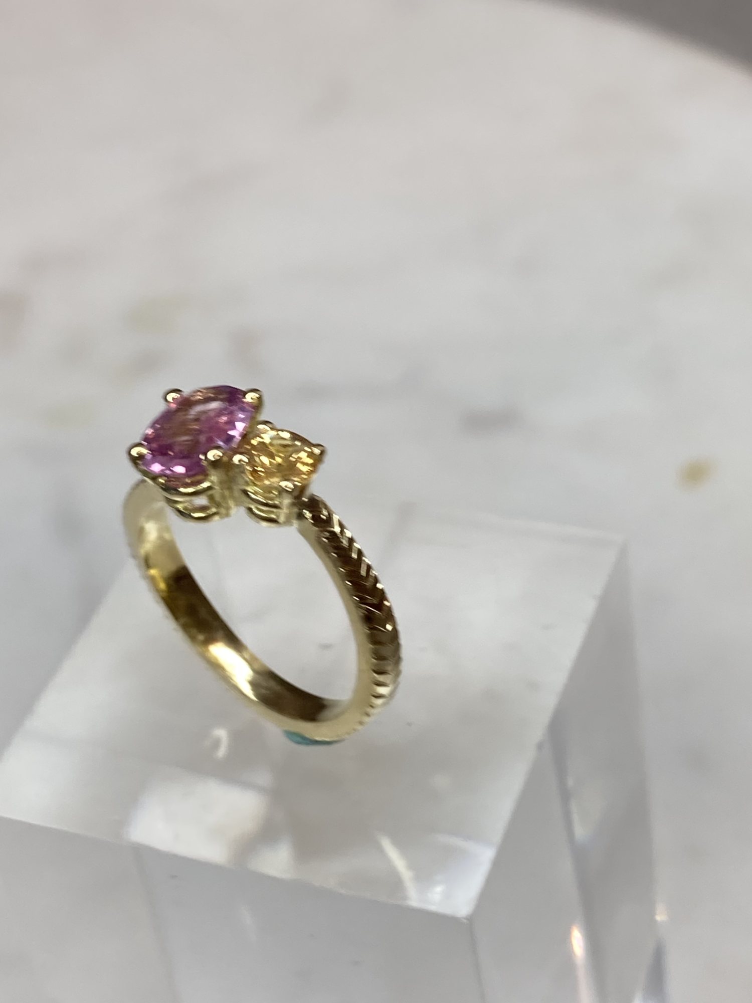 Gouden ring met roze saffier en gele steen