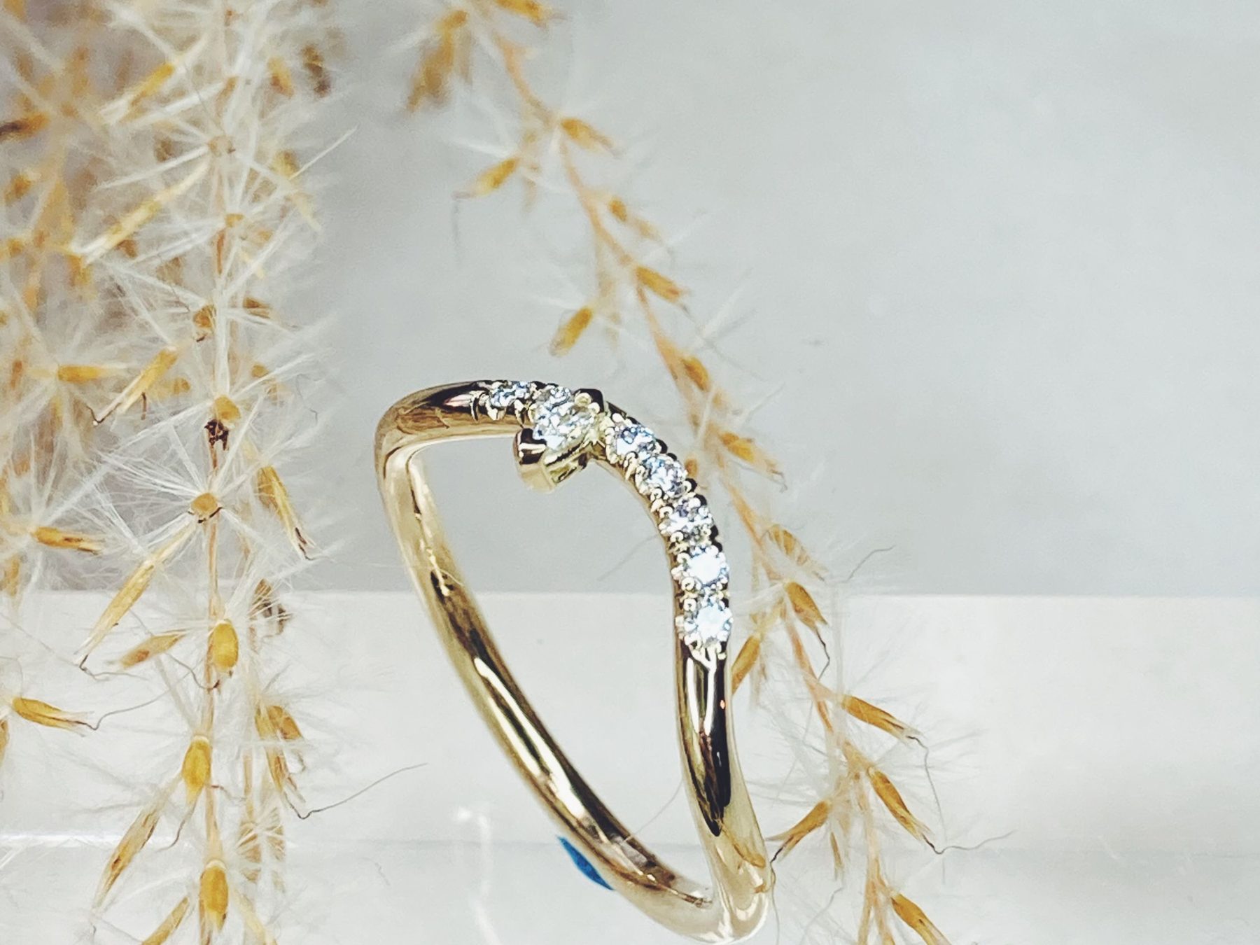 Gebogen gouden ring met diamantjes