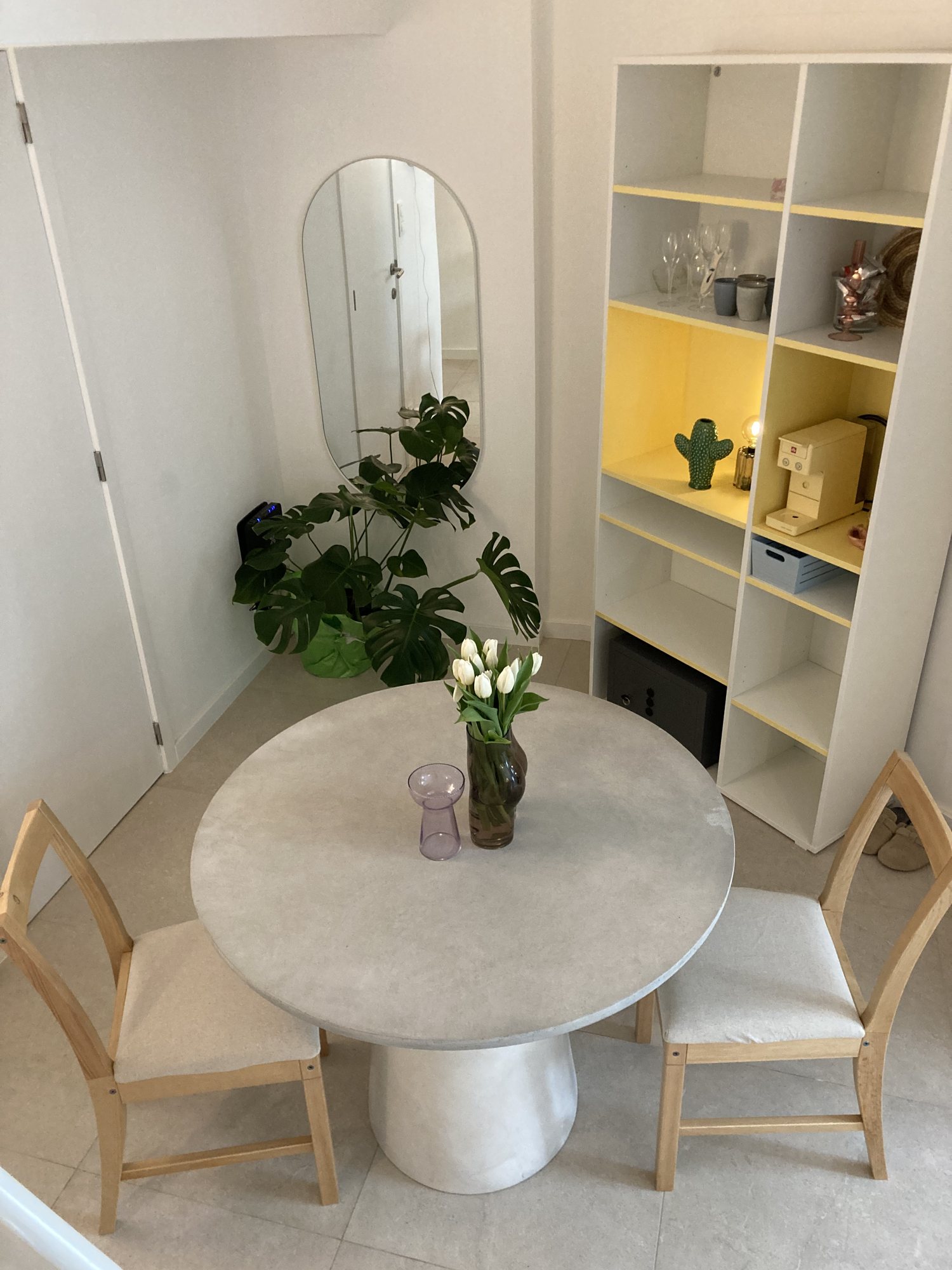 De ronde tafel in het atelier waar gesprekken plaatsvinden