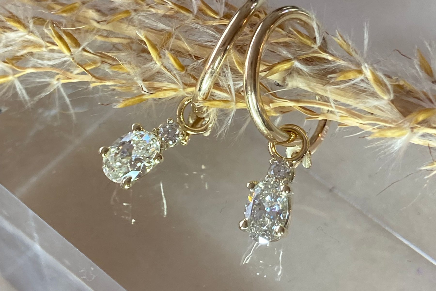 Gouden oorringen met diamant