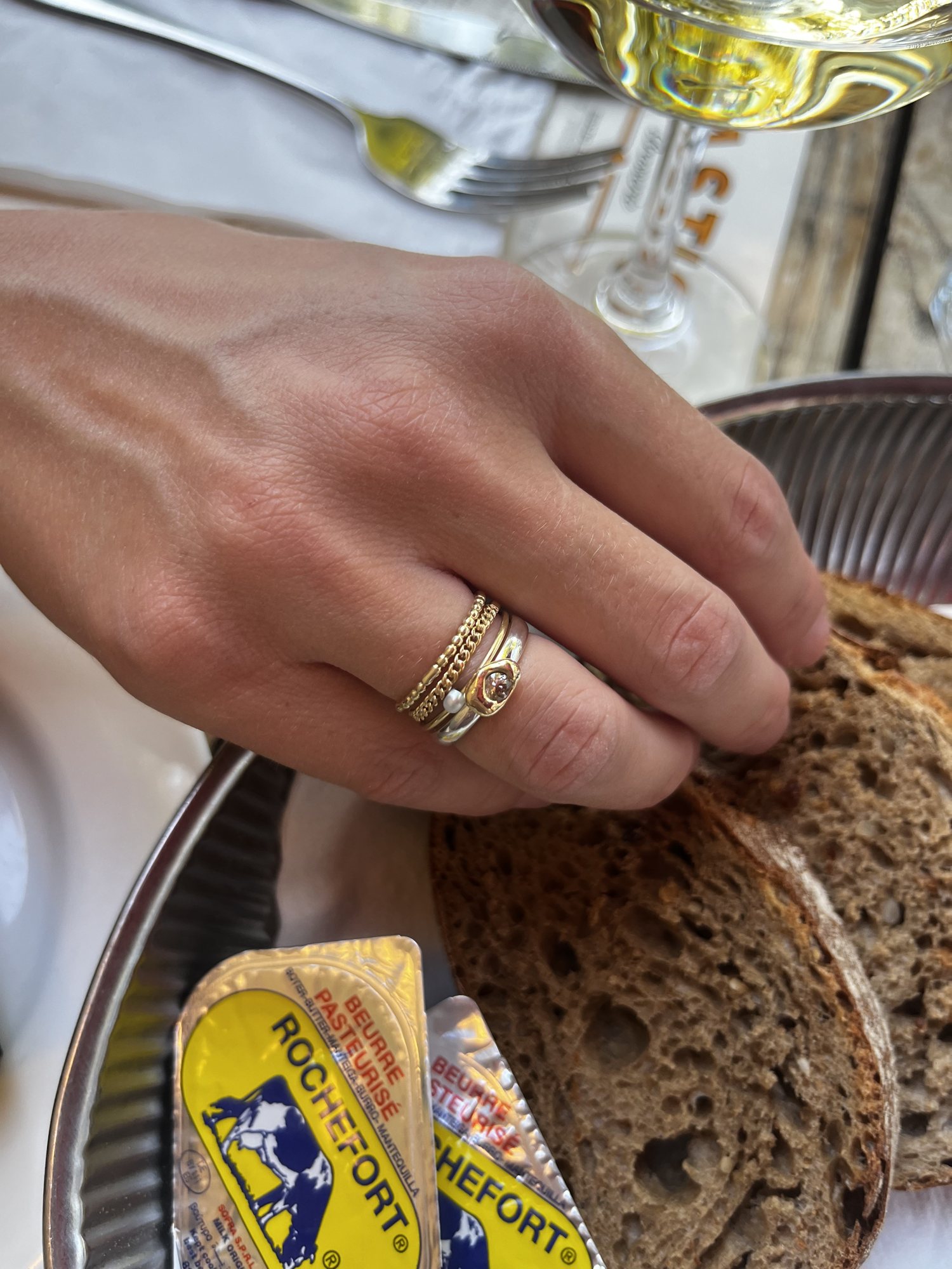 Hand met gestapelde gouden ringen
