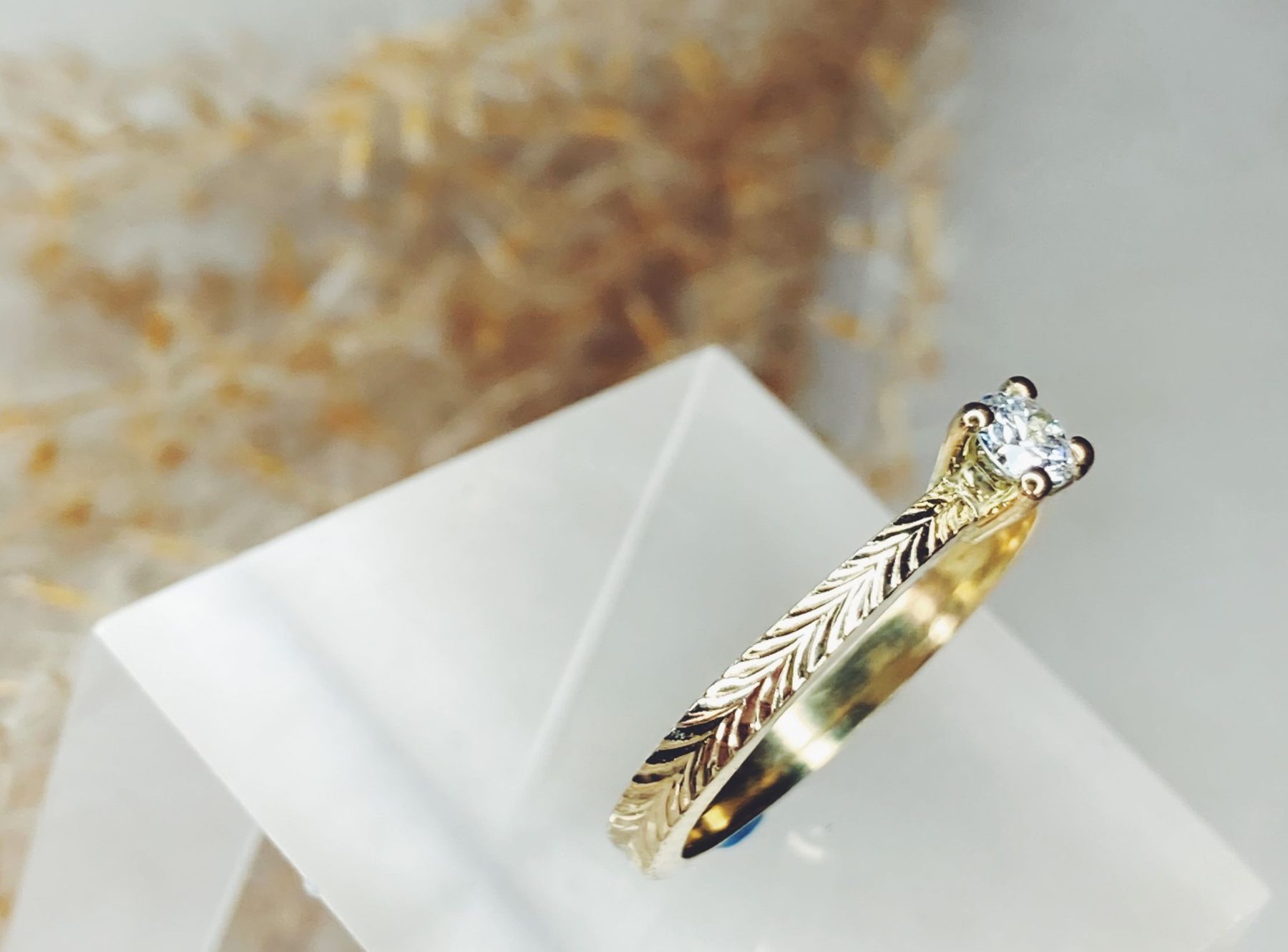 Gegraveerde gouden ring met diamant
